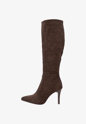 Brauner kniehoher Stiefel aus Wildleder mit spitz zulaufender Zehenpartie und schmalem Stilettoabsatz. Glatte Textur und figurbetontes Design. Ohne sichtbare Metallteile oder Verzierungen.