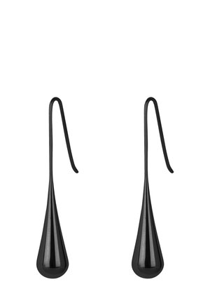 Paar elegante schwarze tropfenförmige Ohrhänger mit gebogenen Haken für durchbohrte Ohren auf weißem Hintergrund.