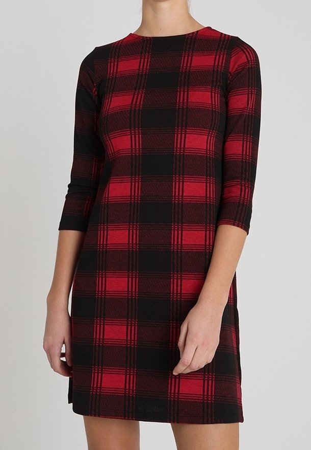 Šaty s červenobílým kostkovaným vzorem, tříčtvrtinovými rukávy, kulatým výstřihem a přiléhavým střihem. Materiál je směs bavlny s hladkou texturou.