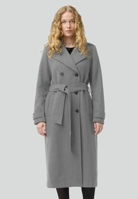 Cappotto trench in misto lana grigio con design doppiopetto, vita cinte e grandi bottoni neri. Presenta un colletto classico e tasche laterali.