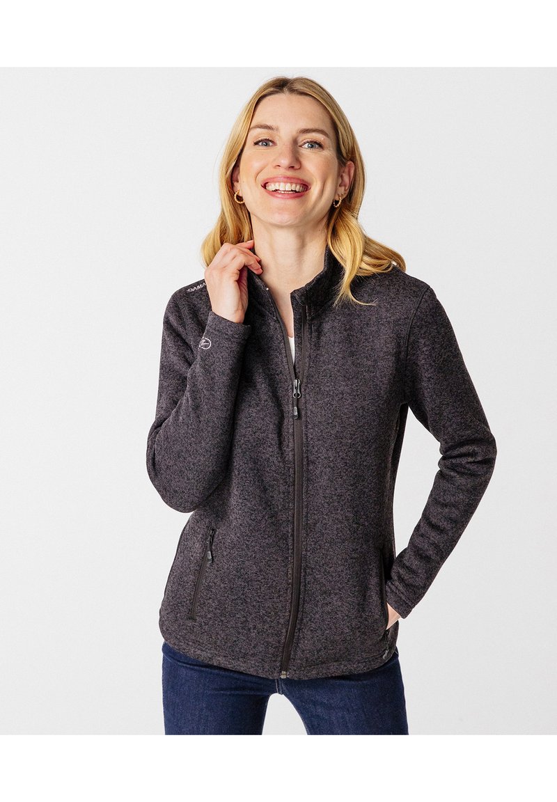 Chaqueta de polar en gris oscuro, con un collar alto, cremallera completa, dos bolsillos frontales y un sutil patrón texturizado.