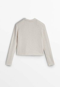Lichtbeige trui, gebreide textuur, ronde halslijn, lange mouwen, cropped ontwerp, geen zichtbare sluitingen of patronen.