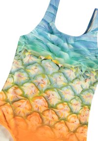 Maillot de bain une pièce présentant un dégradé de vert à orange, avec un motif texturé d'ananas sur l'ensemble du tissu.