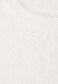 Tejido de suéter blanco de punto, con una textura suave y un cuello acanalado. El material parece ligero y presenta un patrón fino.