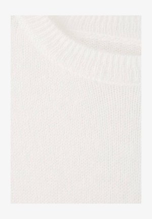 Tessuto di maglione bianco a maglia, con una texture morbida e un colletto a coste. Il materiale appare leggero con una fine trama.