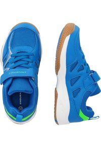 Blå idrottsskor gjorda av mesh och syntetiskt material. Funktioner inkluderar kardborreband, gummisula och gröna accenter vid hälen.