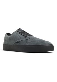 Baskets en suede gris avec lacets noirs et semelle en caoutchouc. Présente des coutures contrastées et une étiquette de logo près du côté. Design à bout rond.