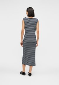 Midi φόρεμα με ρίγες και εφαρμοστή σιλουέτα, με οριζόντιες ρίγες σε ναυτικό μπλε και λευκό, κοντά μανίκια και απαλή υφή από βαμβακερό μείγμα.