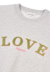 Szürke pulóver bordázott nyakkivágással. Zöld és rózsaszín hímzéssel díszített "LOVE" felirattal, alatta pedig "Season" rózsaszín betűkkel.