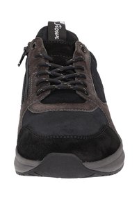 Zwarte en grijze sportieve schoen met een combinatie van suede en textielmaterialen, vetersluiting, zijrits en een gestructureerde zool.