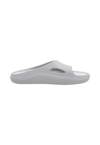 Sandale glissante grise avec un design lisse et moulé, dotée d'ouvertures sur les côtés et d'une semelle intérieure texturée pour le confort. Semelle épaisse et durable.