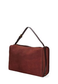 Borsa a tracolla in suede marrone con chiusura a zip, dettagli in pelle nera liscia e spallaccio removibile. Forma rettangolare con design minimalista.