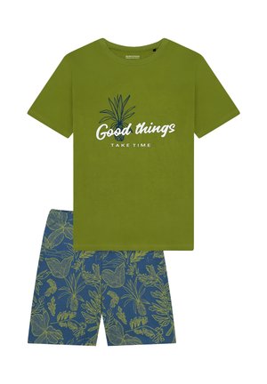 Grünes Baumwoll-T-Shirt mit dem Aufdruck "Good things TAKE TIME"; kombiniert mit blauen Shorts mit einem blattförmigen Muster in Hellgrün.