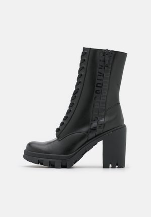 Højhælede støvletter - black