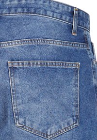 Jean en denim bleu avec une taille haute, comportant une poche arrière, des coutures contrastantes et une texture légèrement décolorée.