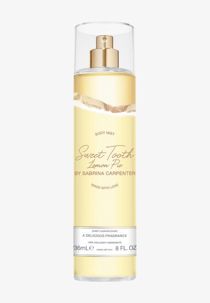 Bouteille vaporisateur transparente de brume corporelle Sweet Tooth Lemon Pie jaune de Sabrina Carpenter, 236 ml, avec pompe vaporisateur dorée et capuchon transparent.