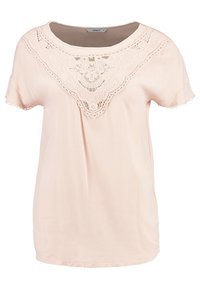 Ljusrosa t-shirt med kort ärm och rund halsringning, med intrikata spetsdetaljer vid bysten. Mjukt tyg, avslappnad passform.