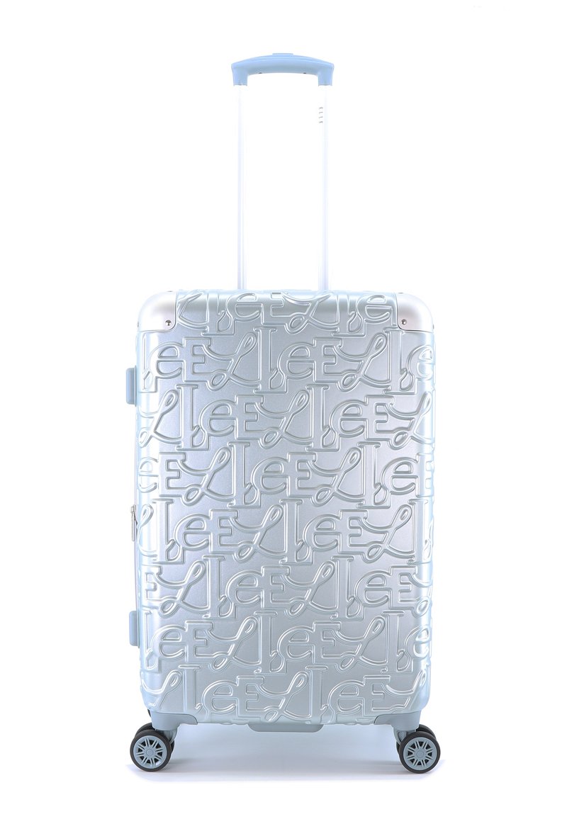 Valise rigide argentée avec un motif embossé, une poignée rétractable et deux roues. Fini brillant, accents bleu clair, forme rectangulaire épurée.