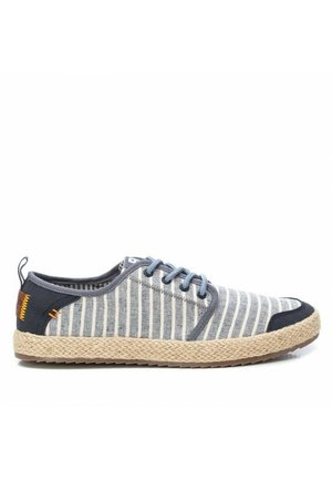 Zapatillas de lona a rayas en azul y blanco con suela de yute trenzado, con detalles en marino y cordones azules. Diseño de punta redondeada.