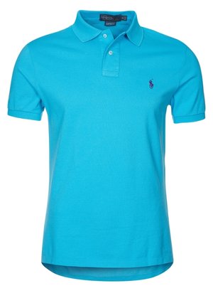 Türkisfarbenes Herren-Polo mit kurzen Ärmeln, Kragen, Zwei-Knopf-Leiste und kleinem dunkelblau besticktem Logo auf der linken Brust.