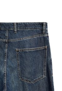 Jeans z denimu w ciemnoniebieskim kolorze o gładkiej fakturze, z tylną kieszenią, wzmocnionymi szwami oraz klasycznym pięciokieszeniowym fasonem.