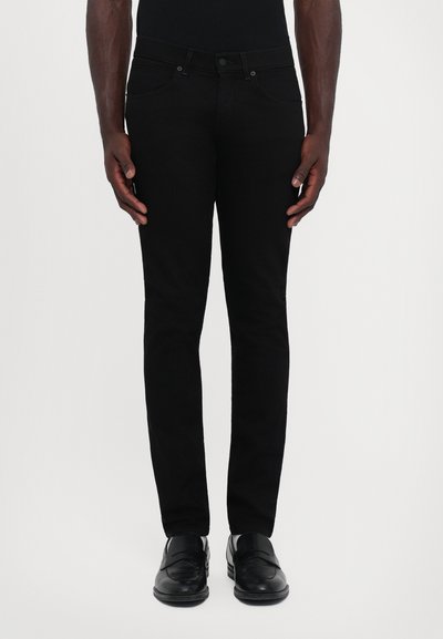 Jean slim noir en denim, avec un design standard à cinq poches, fermeture par bouton et détails de couture subtils.