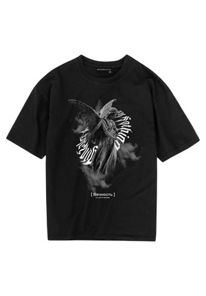 Schwarzes Baumwoll-T-Shirt mit einem Grafikdruck einer geflügelten Figur mit Wolken und dem weißen Wort "Вечность" darunter. Lässiger Schnitt.