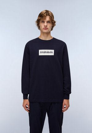 Langærmet navy bomulds T-shirt med et rektangulært hvidt logo og "NAPAPIJRI geographic" tekst i midten. Glat tekstur, afslappet pasform.