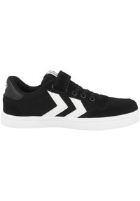 Schwarze Sneaker mit weißem Chevron-Design, Obermaterial aus Stoff, Schnür- und Klettverschluss, Gummisohle und genähten Details an den Seiten.