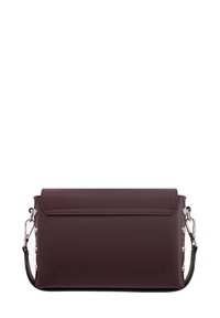 Burgunderfarbene Lederhandtasche mit flachem Design, magnetic Klappenverschluss und abnehmbarem Kettenriemen. Besticht durch silberne Hardware-Akzente.