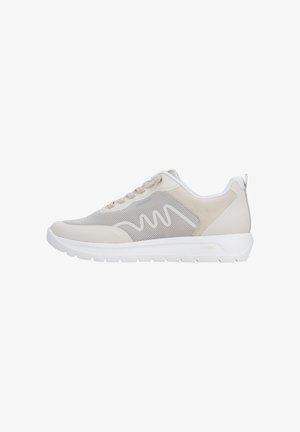 Chaussure de sport beige avec tige en mesh et daim, semelle en caoutchouc blanc, bout arrondi et lacets plats. Comprend des accents latéraux incurvés et une boucle arrière.