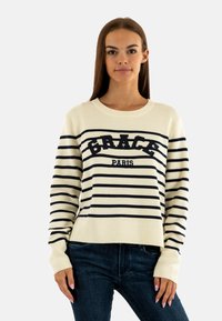 Maglione bianco a maglia con strisce orizzontali blu navy, con la scritta "GRACE PARIS" ricamata. Collo tondo, polsini aderenti e design accorciato.
