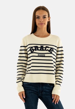 Maglione bianco a maglia con strisce orizzontali blu navy, con la scritta "GRACE PARIS" ricamata. Collo tondo, polsini aderenti e design accorciato.