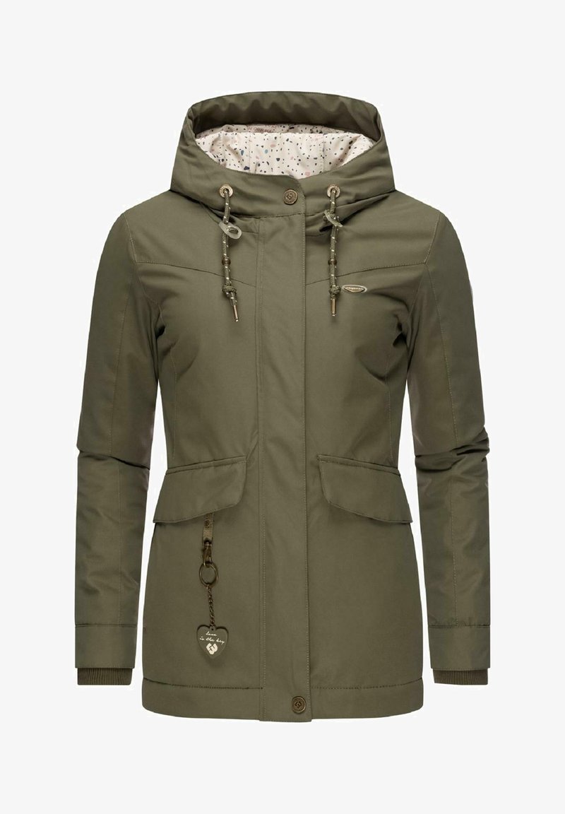 Chaqueta verde oliva con capucha, bolsillos frontales y un revestimiento interior con patrón. Presenta un tirador de cremallera decorativo y cordones ajustables.