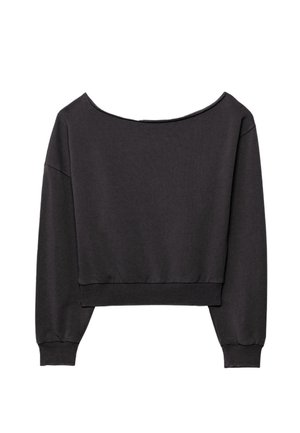 Dunkelgrauer, kurz geschnittener Pullover mit langen Ärmeln, gerippten Bündchen und einem breiten, leicht schulterfreien Ausschnitt, dargestellt vor weißem Hintergrund.