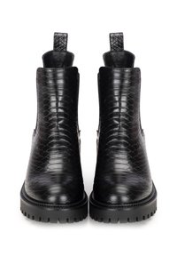 Botas negras con un diseño de piel de serpiente texturizado, con una altura hasta la mitad de la pantorrilla, suela de goma resistente y lengüetas en la parte trasera para ponerlas fácilmente.