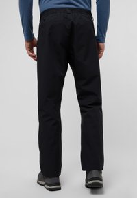 Zwarte outdoor broeken met elastische tailleband, een gladde textuur en rechte pijpen. Voorzien van zakken en versterkte stiksels. Geschikt voor actieve toepassingen.