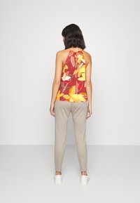 Vero Moda Petite Kalhoty - beige