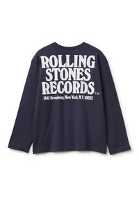 Námořnická košile s dlouhým rukávem vyrobená z bavlny, sevelkým bílým textem na zadní straně: "ROLLING STONES RECORDS" s adresními údaji níže.