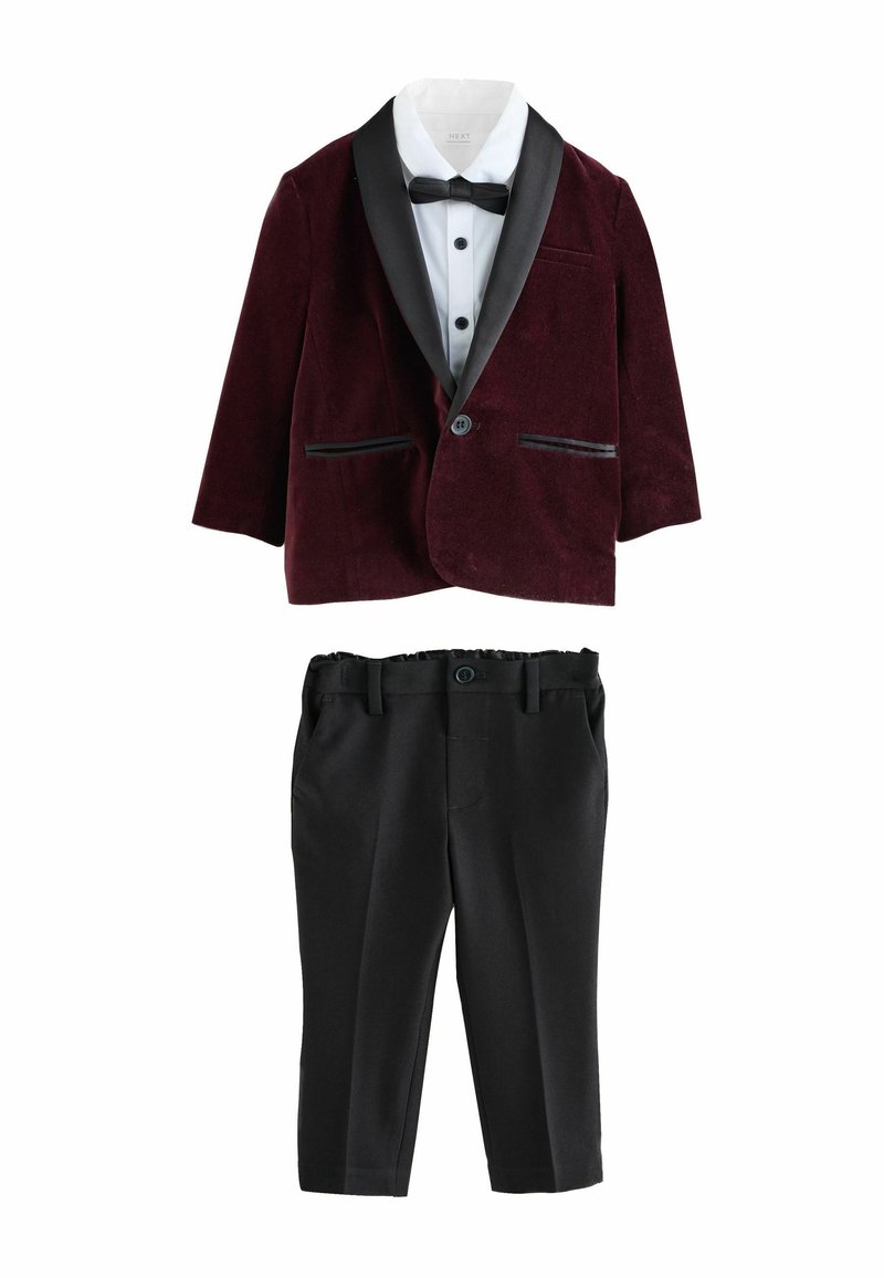 Barnets formelle outfit med bordeaux fløjl blazer, sorte satinklapper, hvid skjorte med sorte knapper, sort butterfly, og sorte skræddersyede bukser.