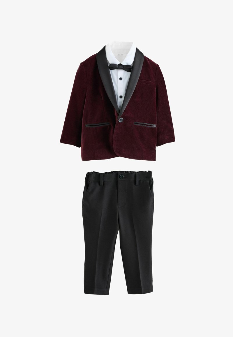 Tenue officielle pour enfant avec une veste en velours bordeaux, des revers en satin noir, une chemise blanche avec des boutons noirs, un nœud papillon noir et un pantalon tailleur noir.
