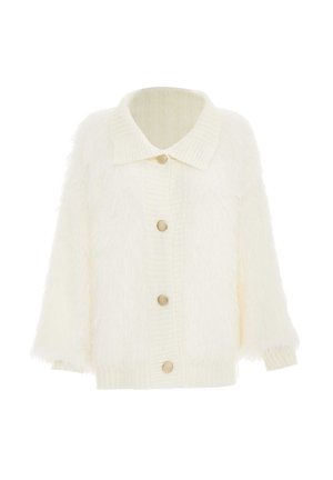 Hvid fuzzy cardigan med krave, ribbet tekstur ved halsudskæringen og ærmerne samt fem guldtonede knapper foran.