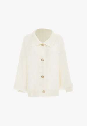 Cardigan blanco de felpa con cuello, textura acanalada en el cuello y las mangas, y cinco botones dorados en la parte delantera.