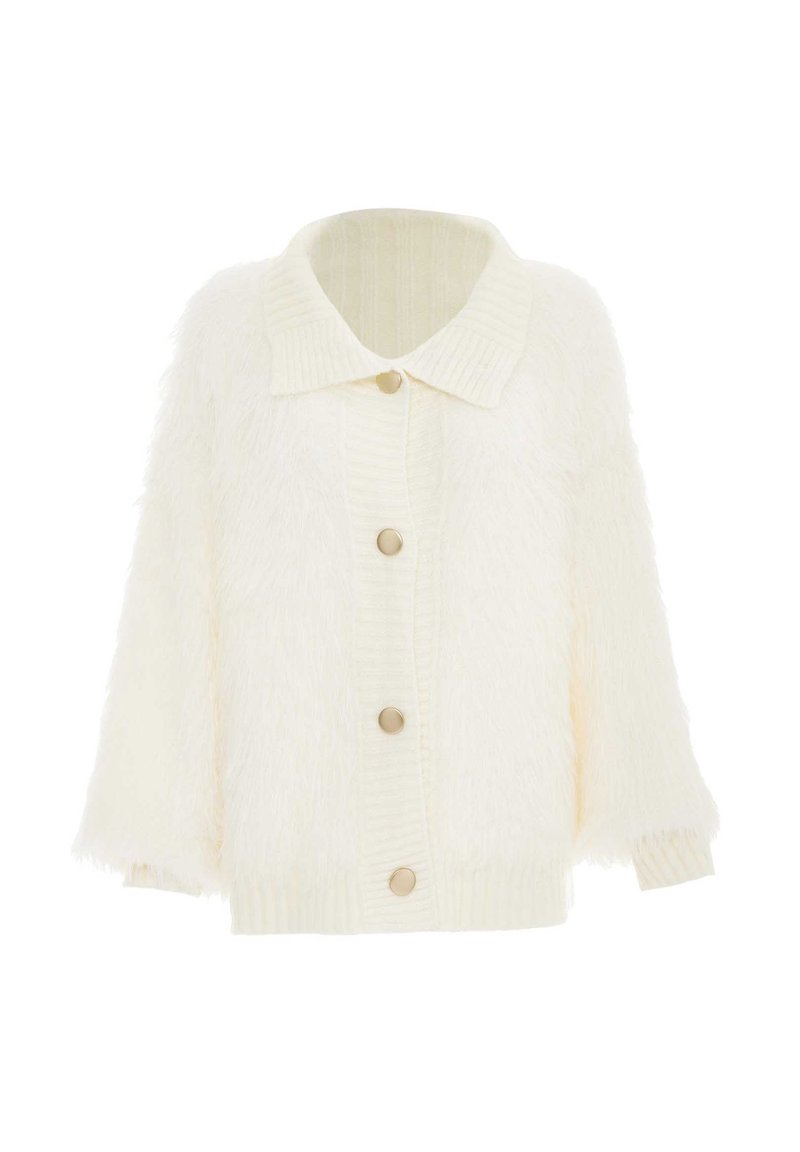 Cardigan blanco de felpa con cuello, textura acanalada en el cuello y las mangas, y cinco botones dorados en la parte delantera.