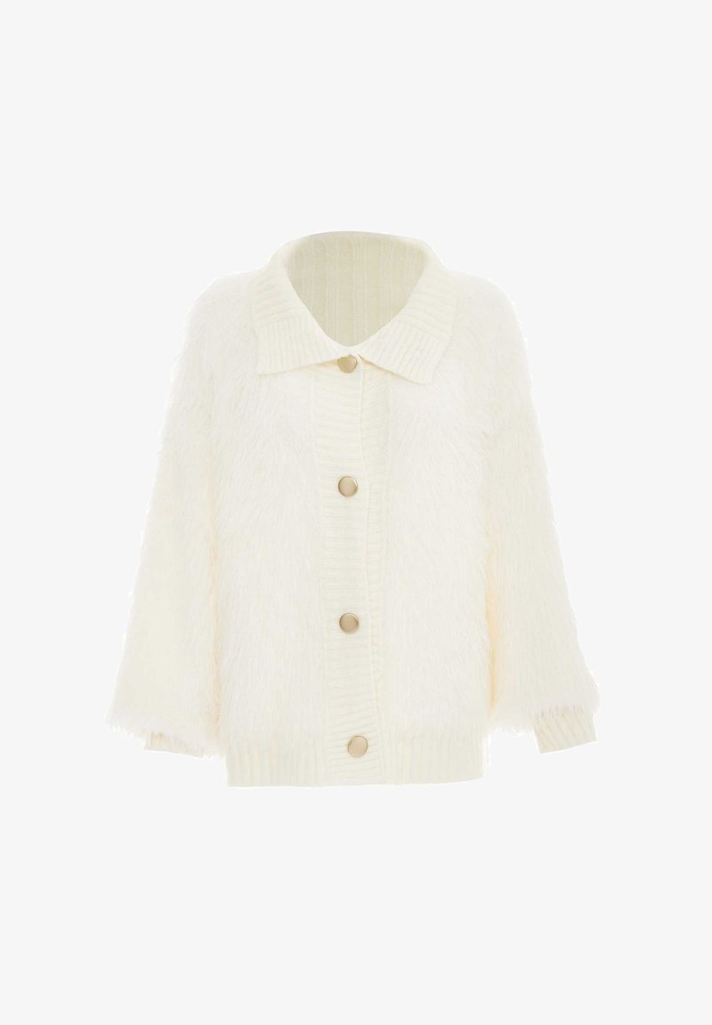 Biały puszysty kardigan z kołnierzem, prążkowaną teksturą w okolicy dekoltu i rękawów oraz pięcioma złotymi guzikami z przodu.