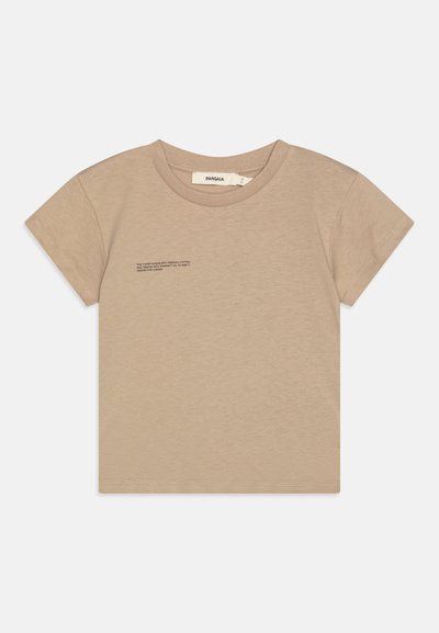 Μπεζ βαμβακερό μπλουζάκι με κοντά μανίκια και στρογγυλή λαιμόκοψη. Μια μικρή εκτύπωση κειμένου βρίσκεται στην αριστερή πλευρά. Απαλή υφή.