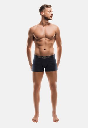 Svarta boxerkalsonger för män med en åtsittande passform och en märkeslång linning. Slät yta och enkel design utan mönster eller dekorationer.