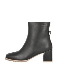 Botín de cuero sintético negro con puntera puntiaguda, tacón bloque y una lengüeta trasera para tirar; presenta una marca en el lateral. La suela es de goma con tracción.