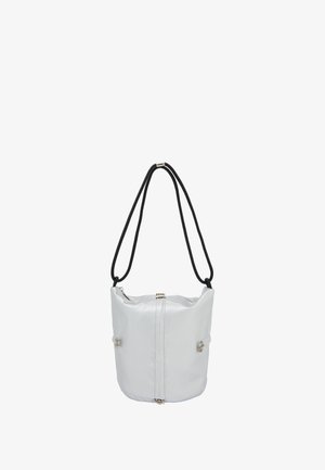 Fehér bőr vödör táska, amelynek struktúrált formája van, fekete pántokkal és ezüstös kiegészítőkkel. Felső cipzárral és dekoratív fémrészekkel rendelkezik az oldalán.