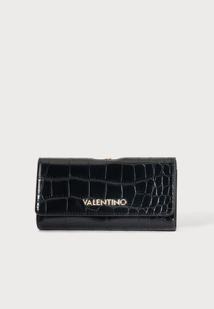 Schwarze Valentino Geldbörse mit Krokodilmuster, goldenem Logo auf der Vorderseite und einem Verschluss oben.